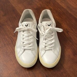 Women’s Vejas size 8